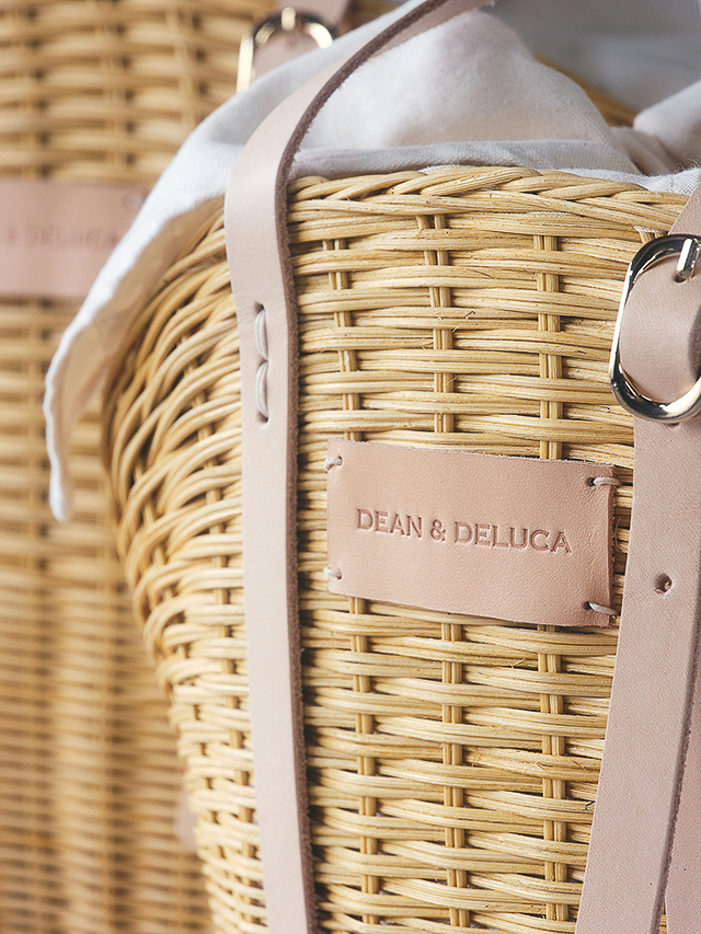 DEAN & DELUCA×BEAMS、保冷ポーチが付いた「ラタンかごバッグ」を発売