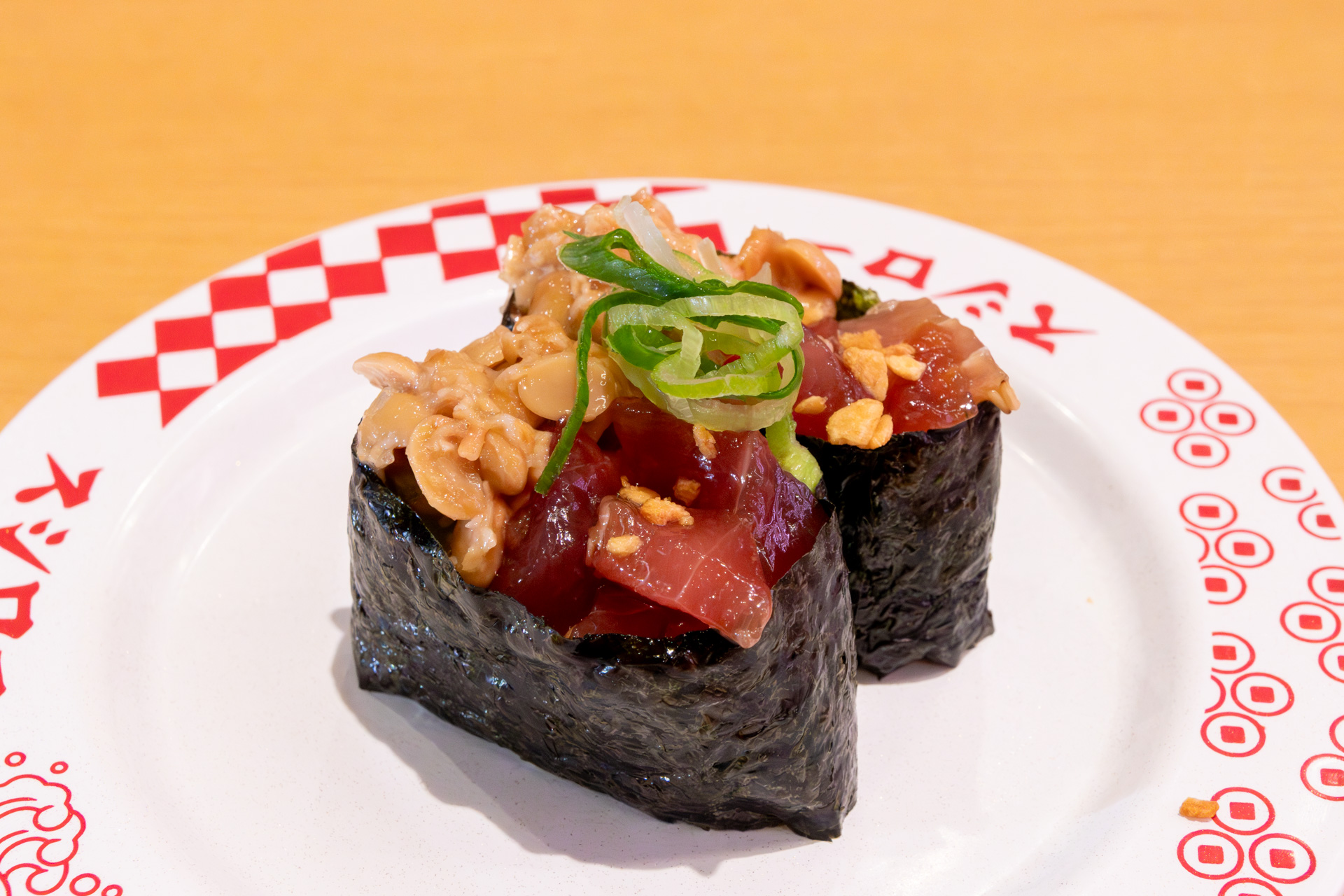 「まぐろ納豆ガーリック軍艦」（150円～）