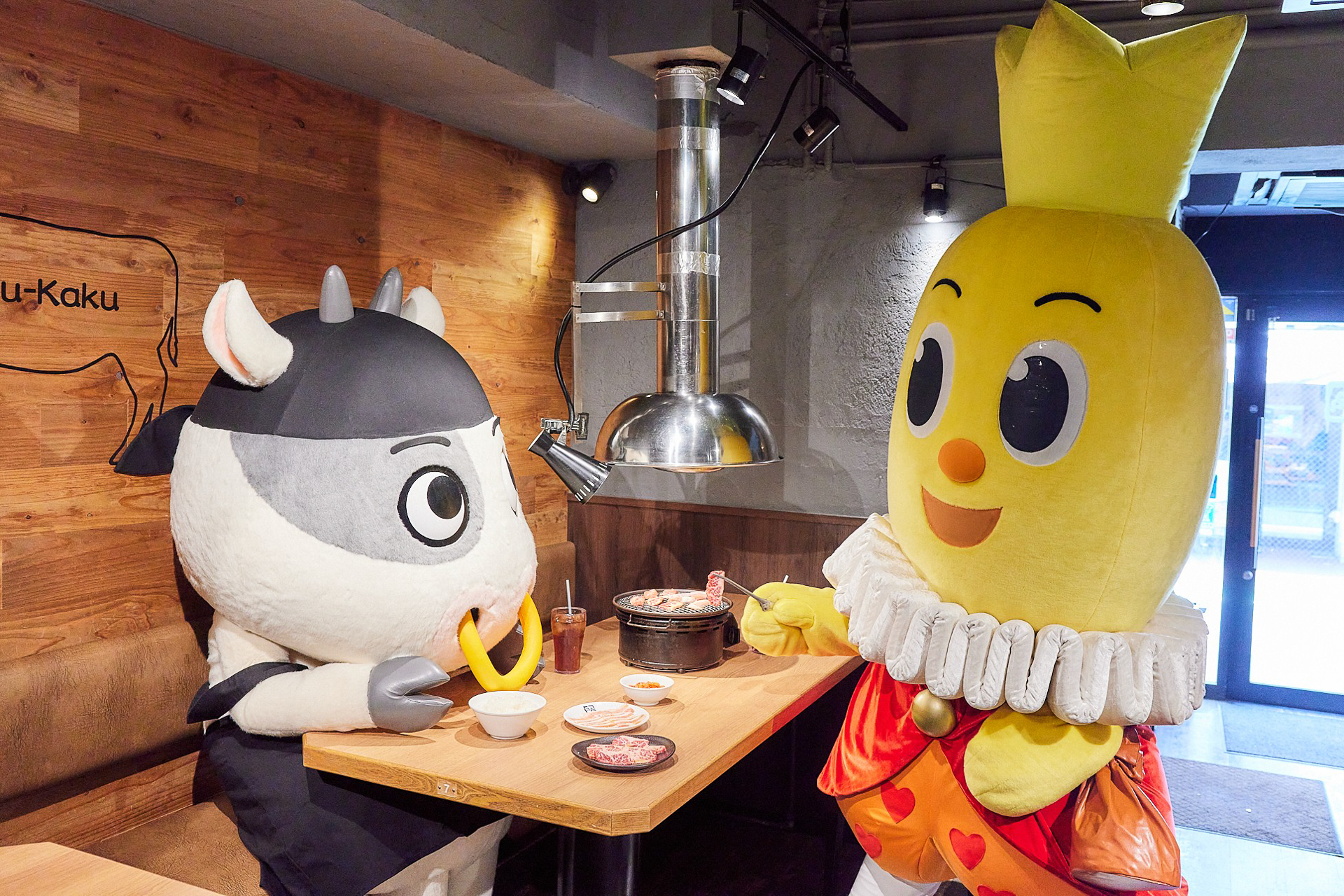 牛角公式キャラクター「うっしー」と、ハッピーターン公式キャラクター「ターン王子」