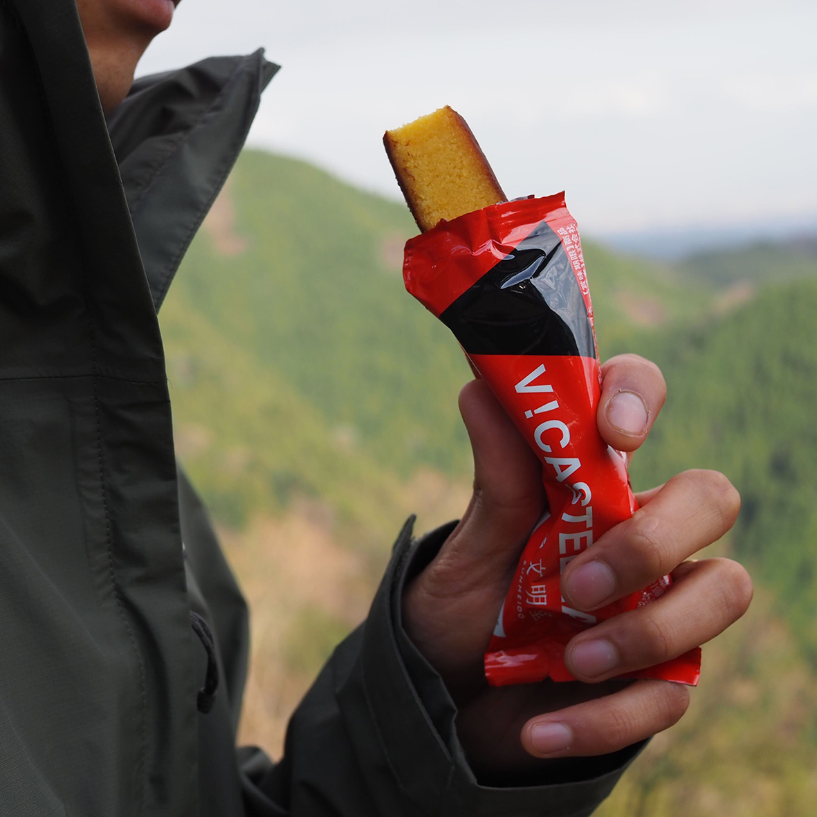 個包装かつ片手で食べやすい形状のため手が汚れにくい