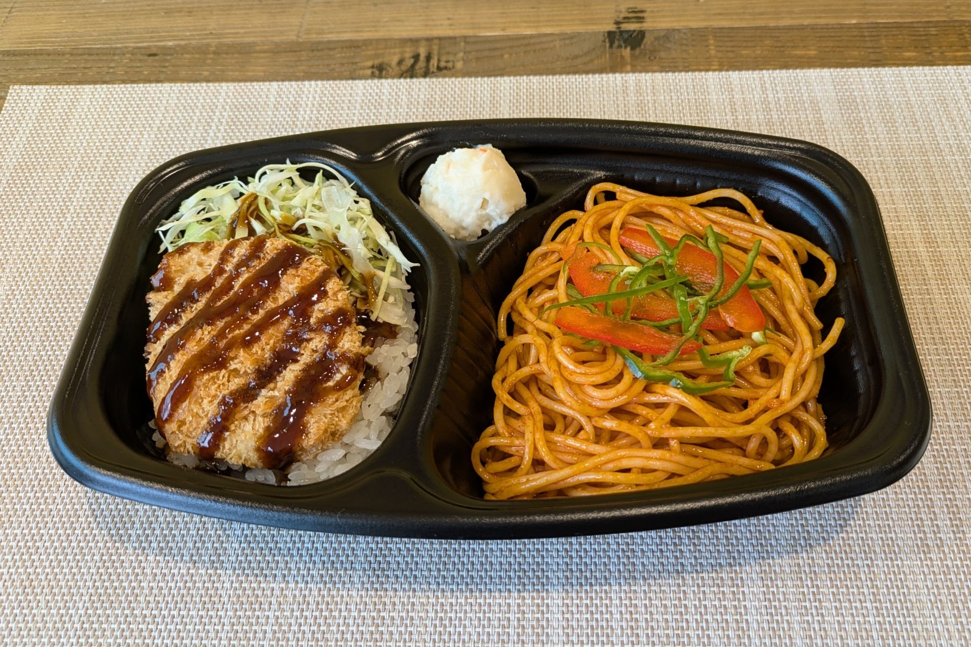 チキンかつナポリタン弁当