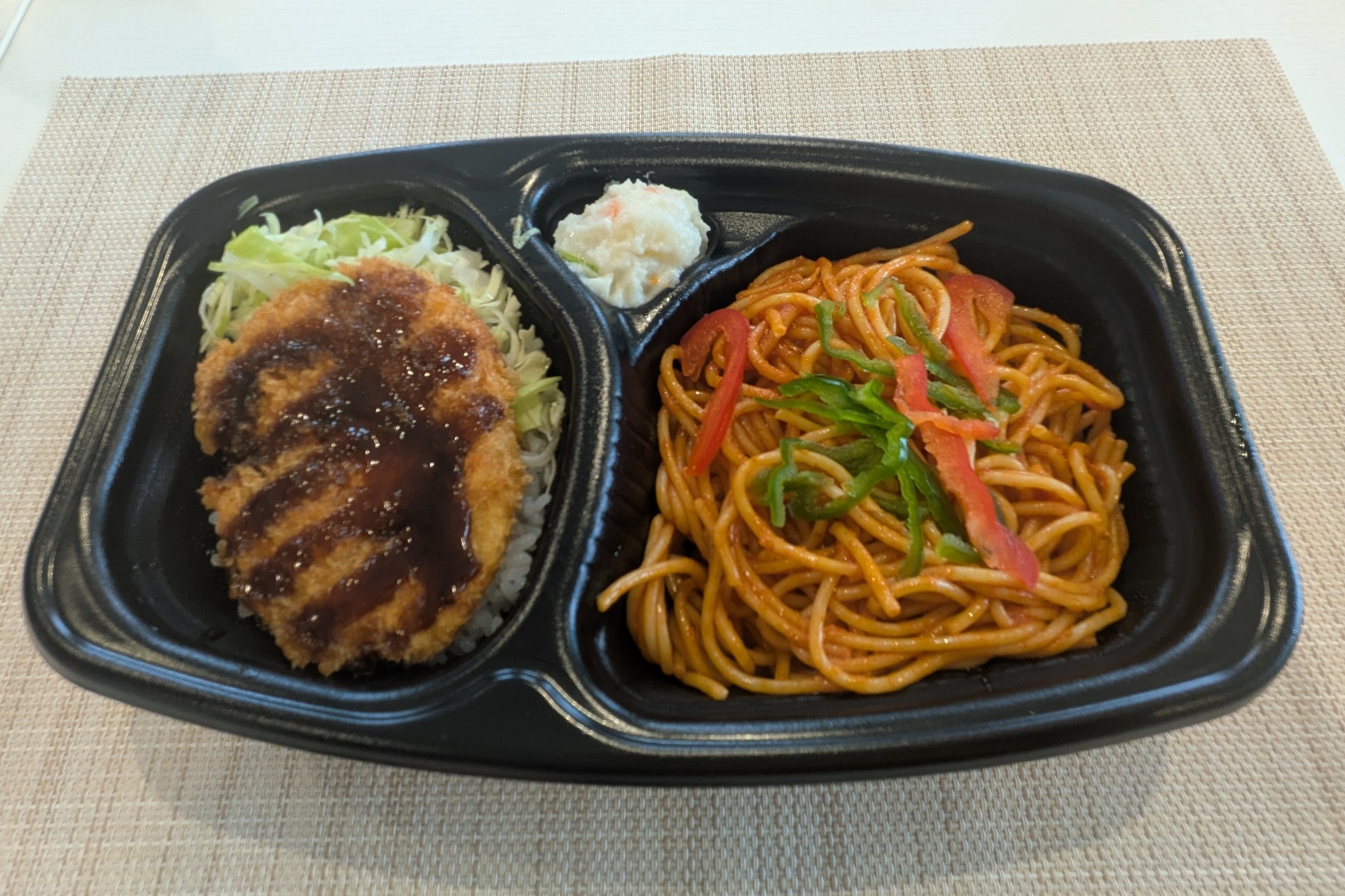 チキンかつナポリタン弁当