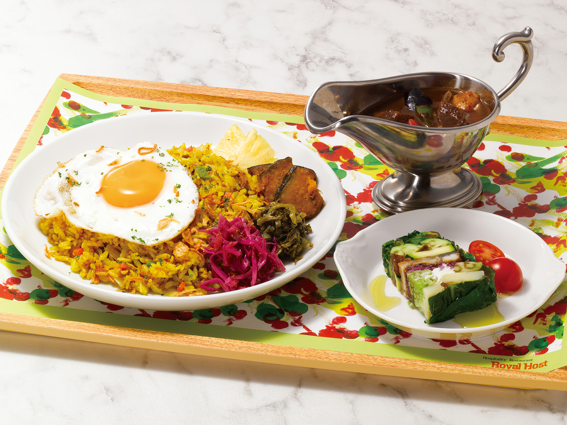 「ロイヤルホスト ジャワ風ドライカレー＆カシミール～野菜のハーフテリーヌ添え～」（2838円）