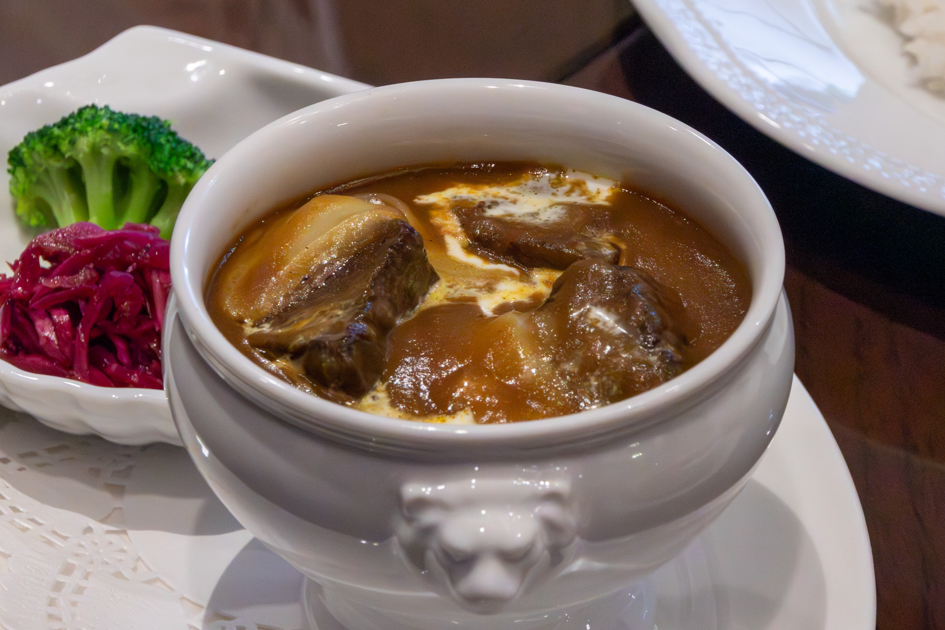 とろけるゴーダチーズと大きめでほろほろに煮込まれた牛肉がとても美味