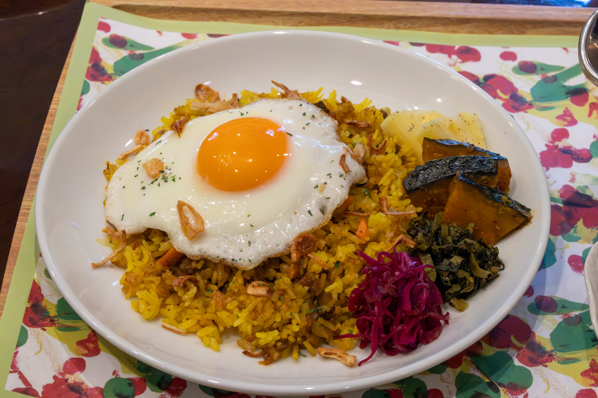 人気メニューが一皿で頬張れる。カシミールカレーはキレのよい辛さを楽しめる