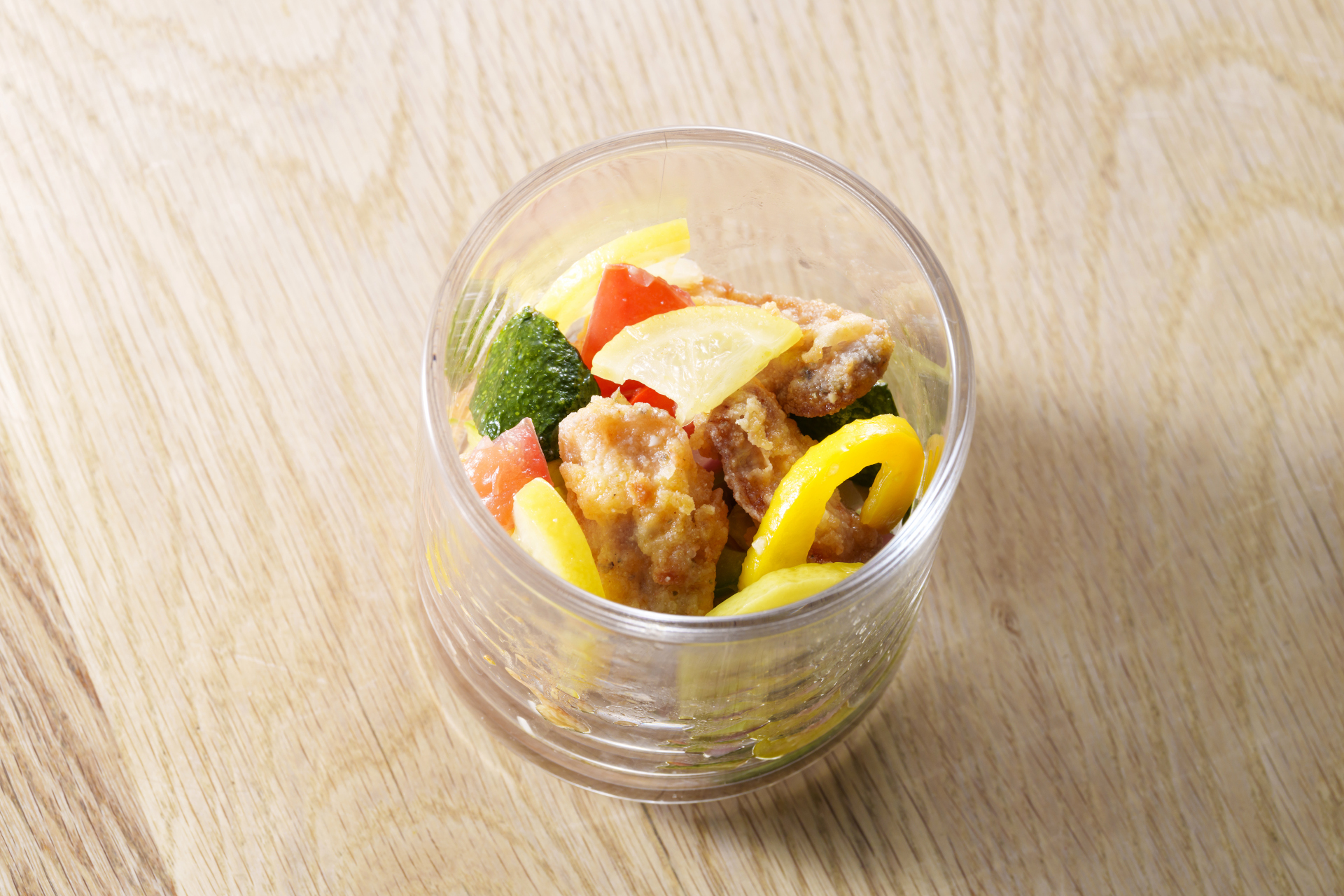 「夏野菜カルピオーネ 塩レモン＆パンチェッタ」（750円）