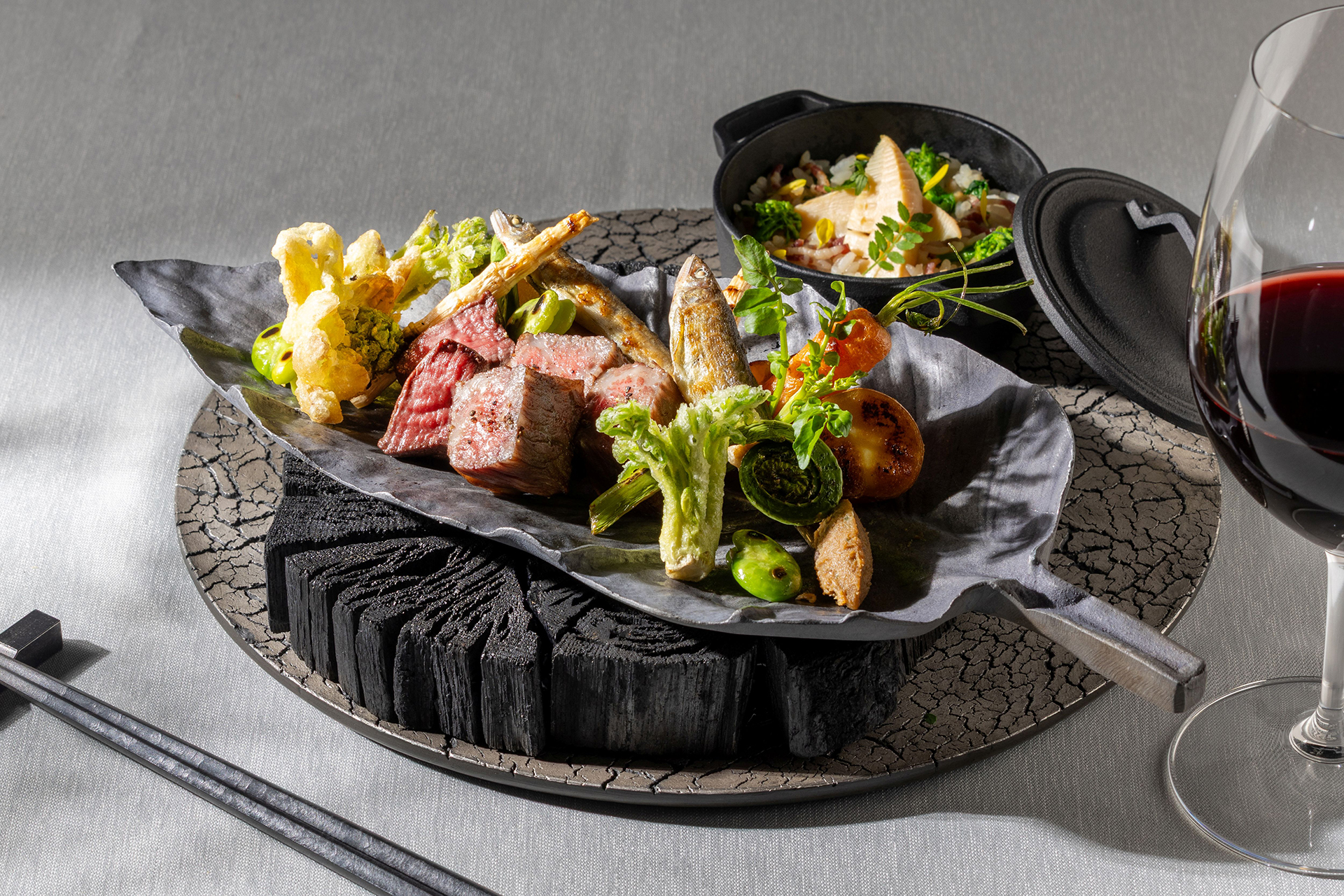 「牛肉と鹿肉の炭火焼 筍と菜の花のココットご飯」