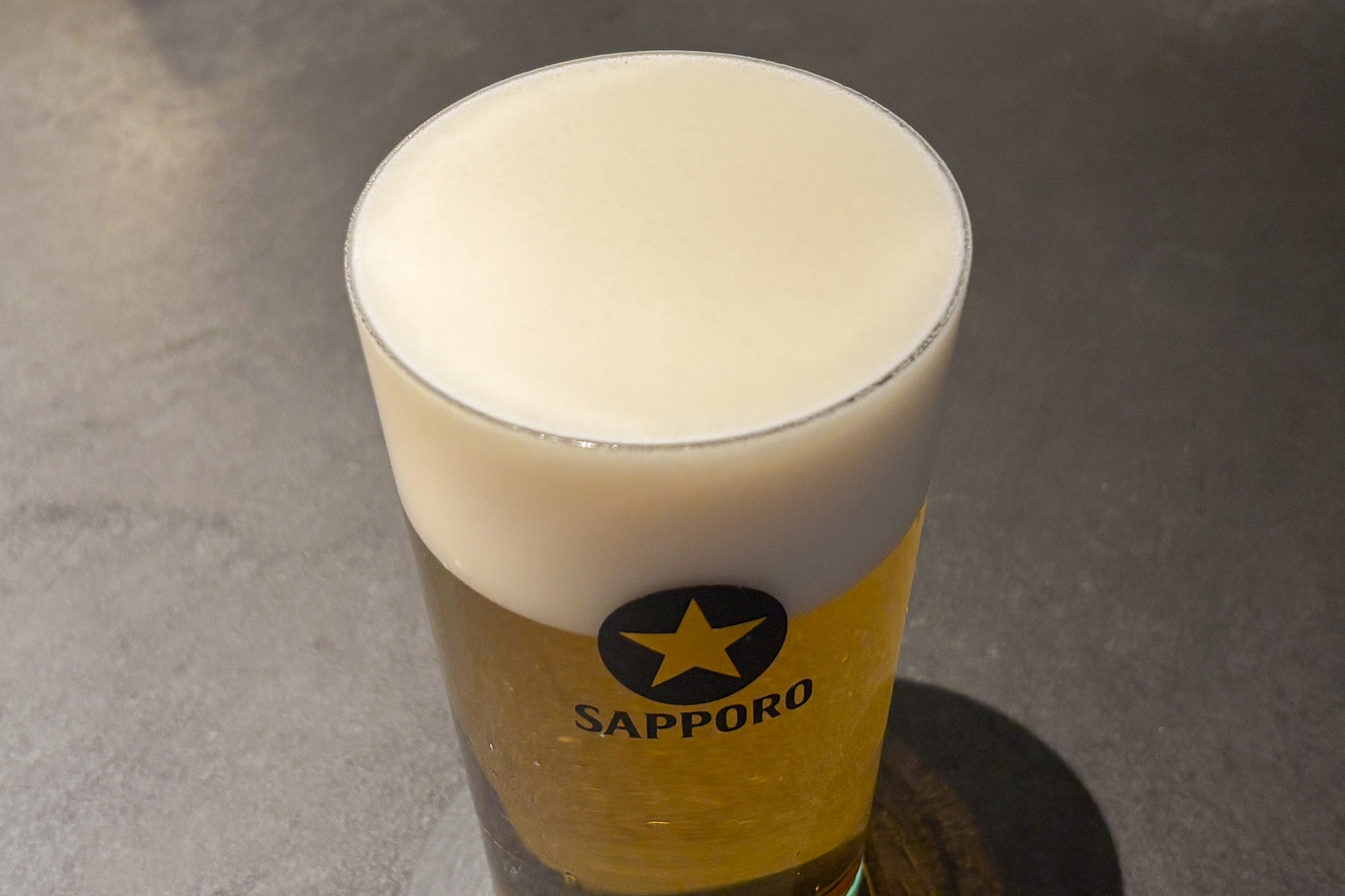 注がれた黒ラベルはシルクのようにキメ細かな泡に仕上がる