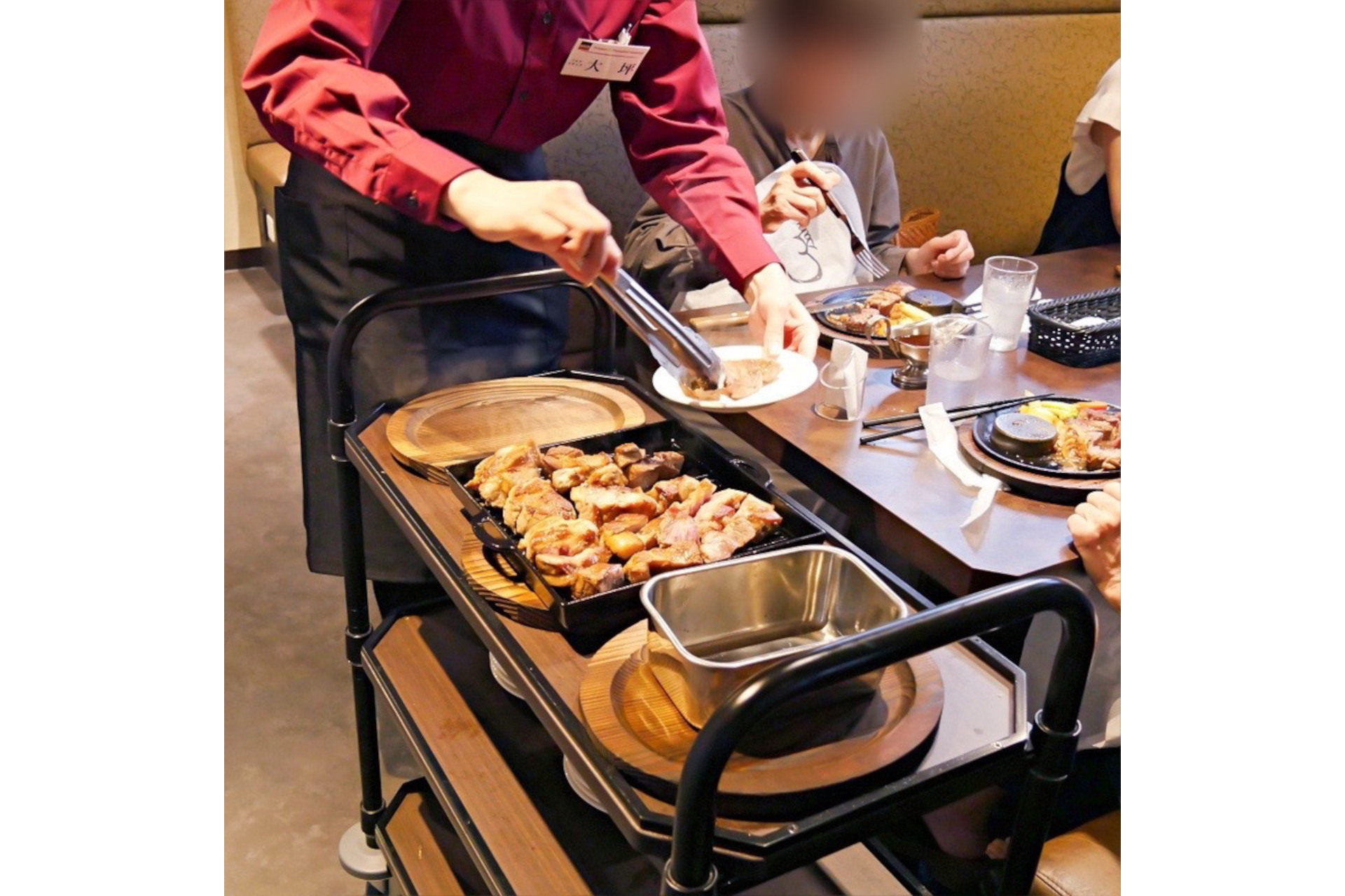 スタッフが各テーブルを回りながらステーキを提供