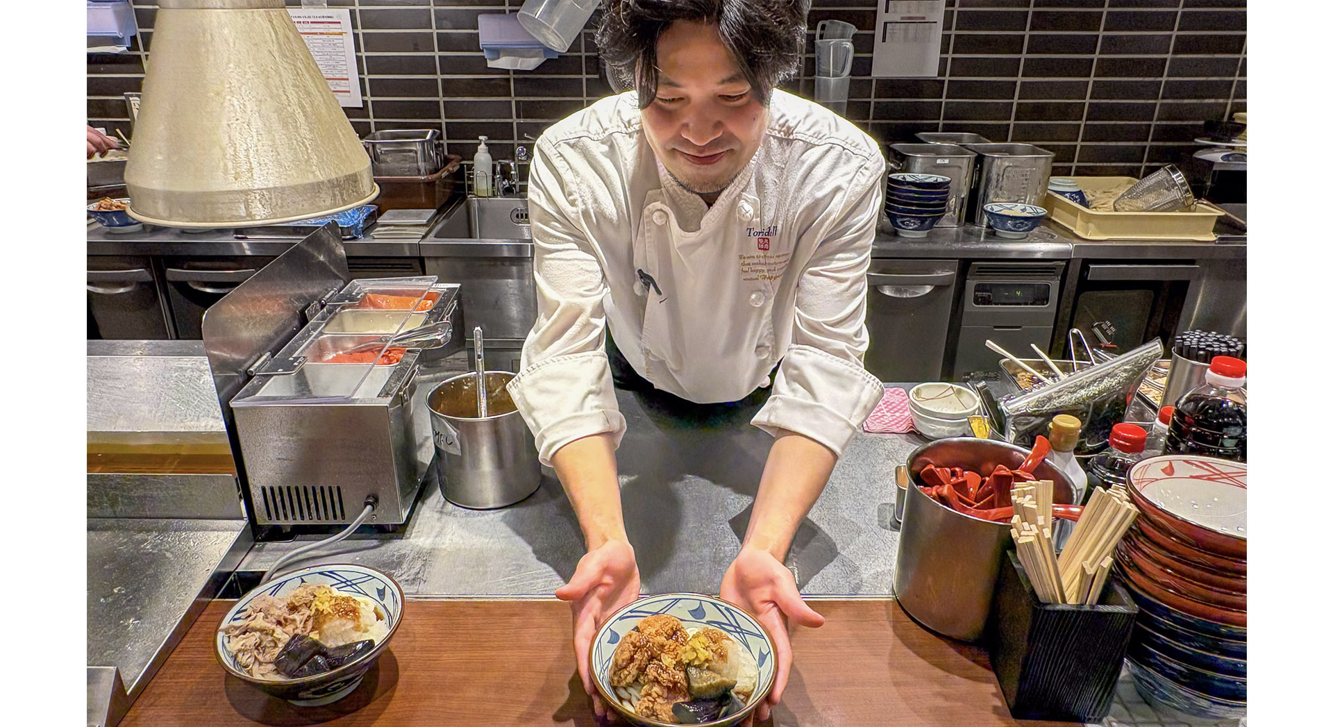丸亀製麺「鬼おろし鶏からぶっかけうどん」と株式会社トリドールホールディングス 商品開発1課 課長 宝太祐氏