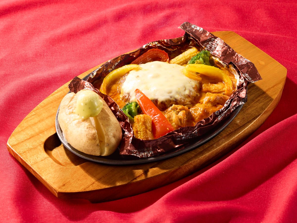 「夏野菜のバターチキンカレー包み焼きハンバーグ」（1419円）
