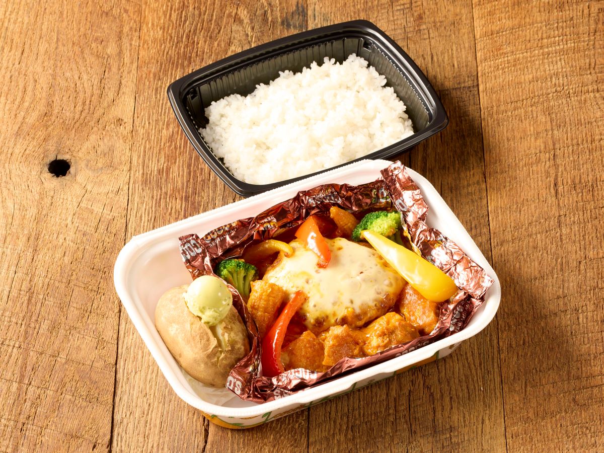 「夏野菜のバターチキンカレー包み焼きハンバーグ弁当」（1393円）