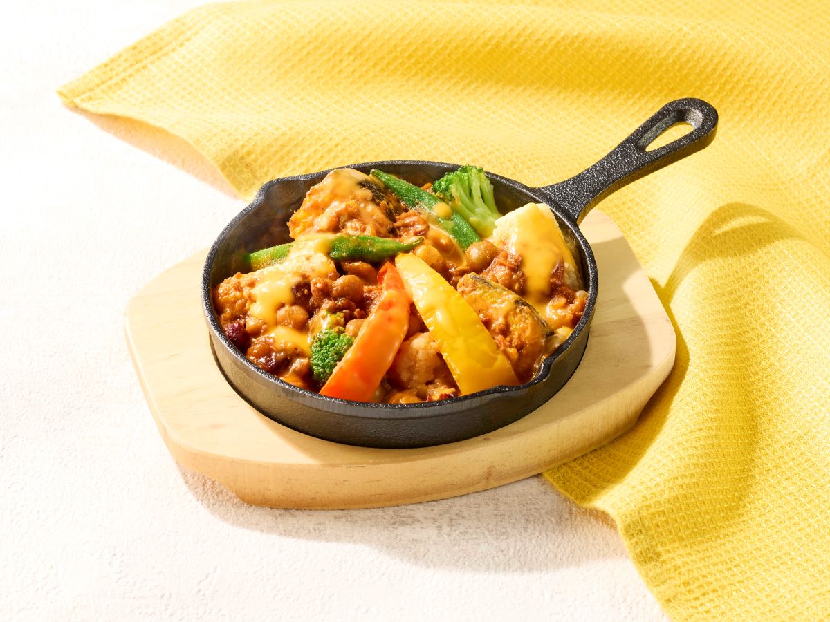 「夏野菜とチリコンカンのチーズ焼き」（539円）