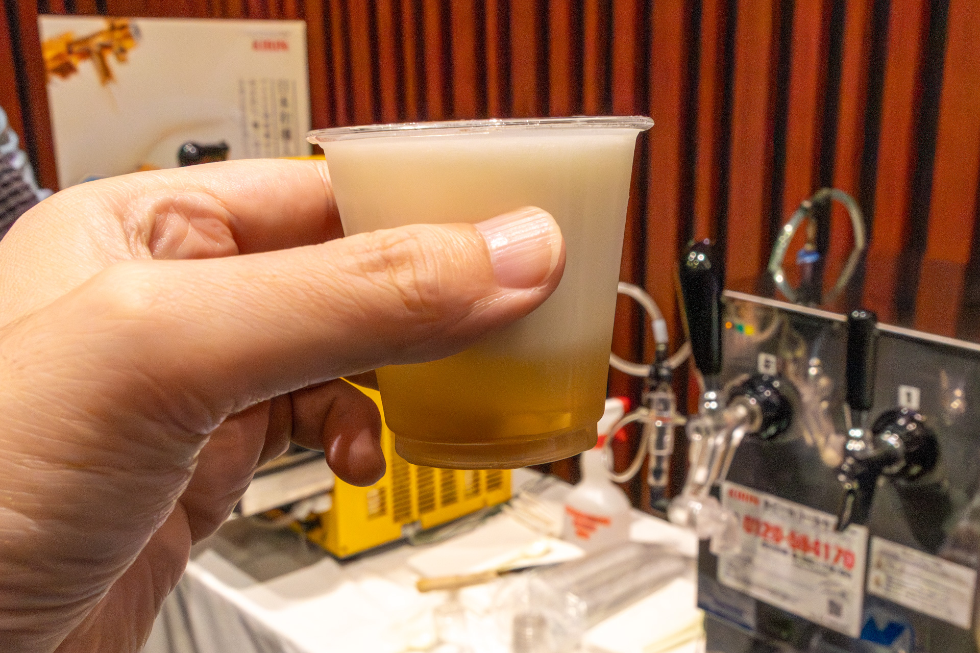 泡の粒が微細になり、ビールとの境界線が美しいグラデーションになる