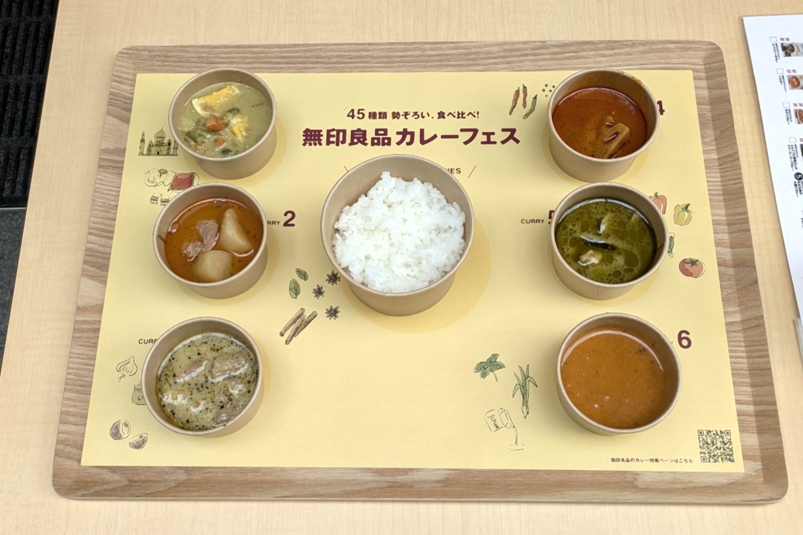選んだ6種類のカレーと白米が運ばれる