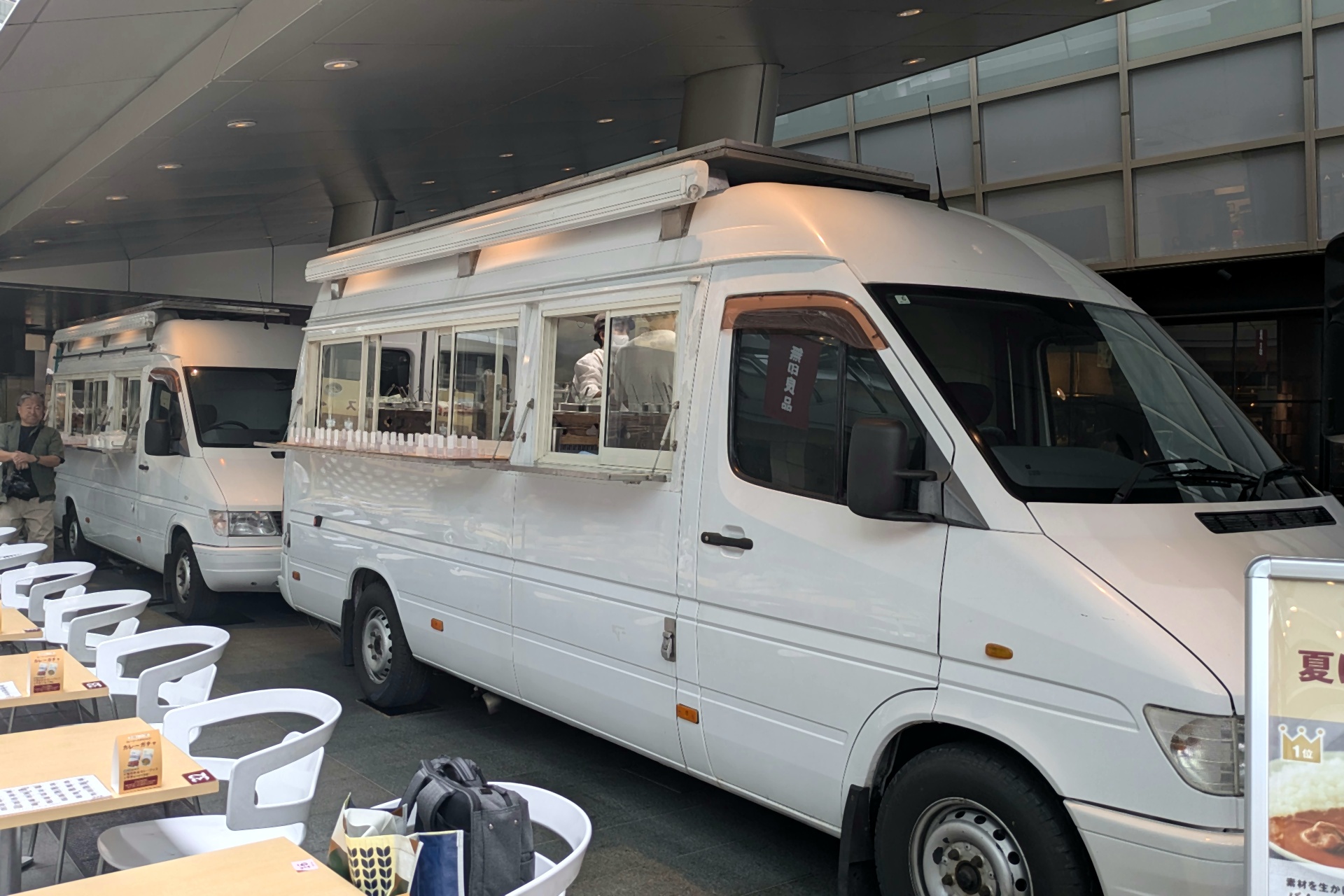 会場ではキッチンカーで調理