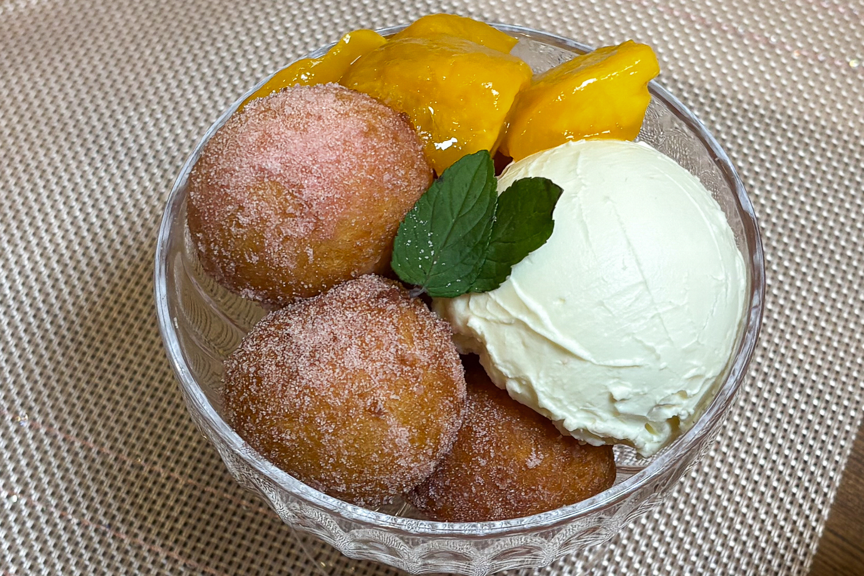 バニラアイスやフルーツを添えた「うどーなつサンデー」