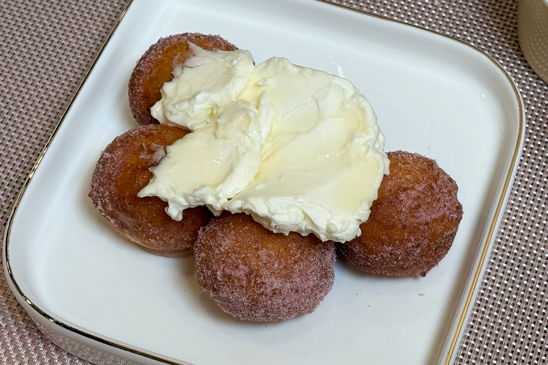 クリームチーズとはちみつをのせたアレンジ