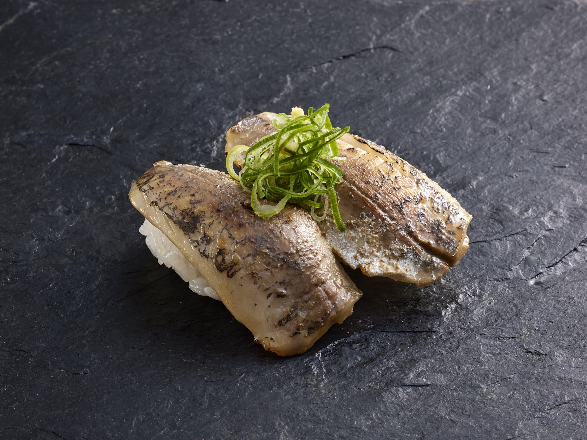 「炙りとろあじ握り」（319円）
