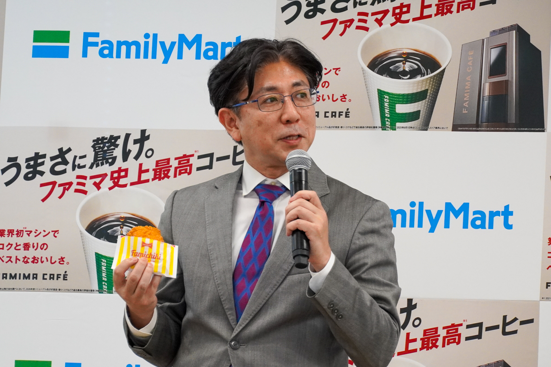 コーヒーに合うペアリングとして「ファミチキ」「クリームたっぷり！ダブルシュー」が提案された