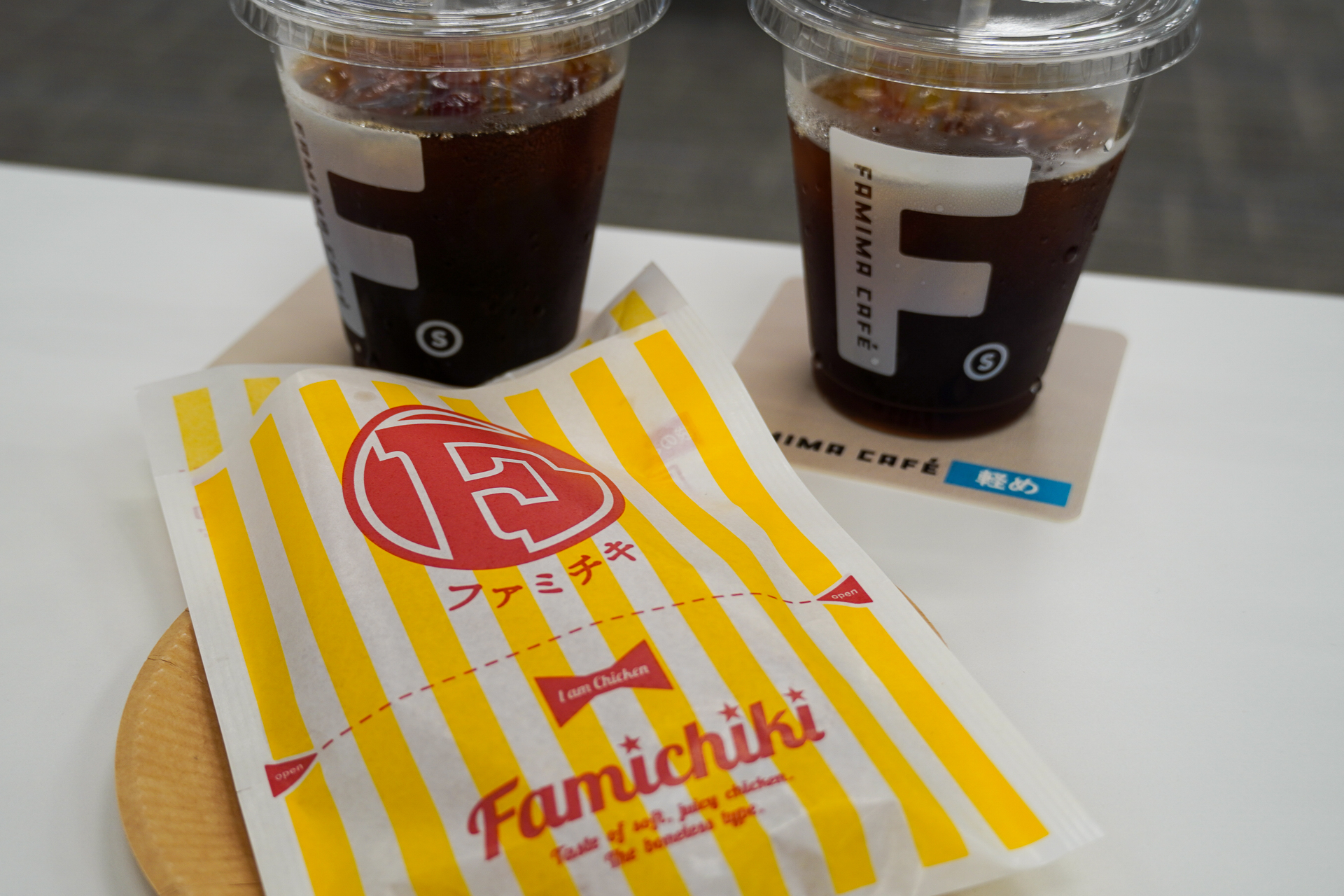 コーヒーに合うペアリングとして「ファミチキ」「クリームたっぷり！ダブルシュー」が提案された