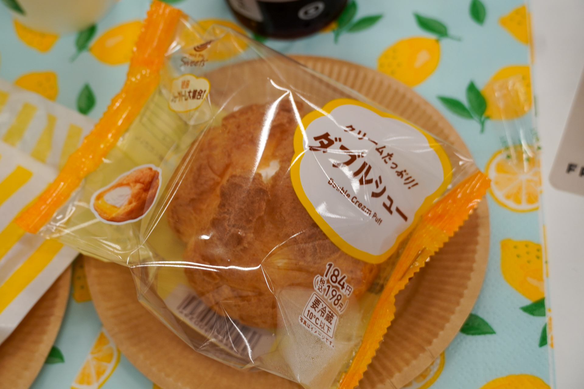 コーヒーに合うペアリングとして「ファミチキ」「クリームたっぷり！ダブルシュー」が提案された