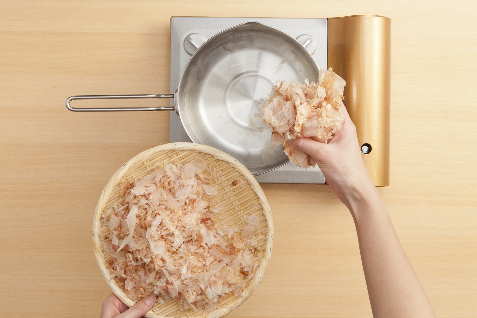 沸騰した湯に鰹節を素早く均一に入れる