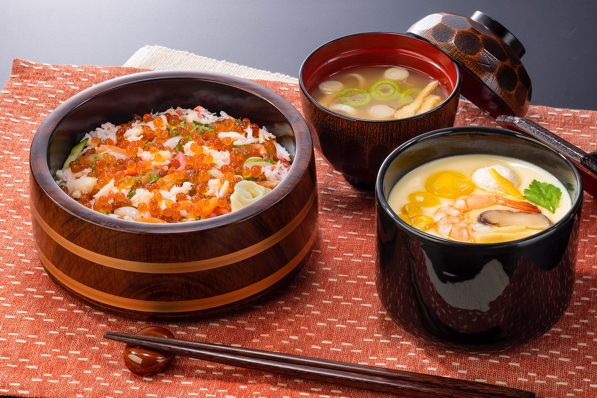 オホーツク丼・名物ジャンボ茶わんむし
