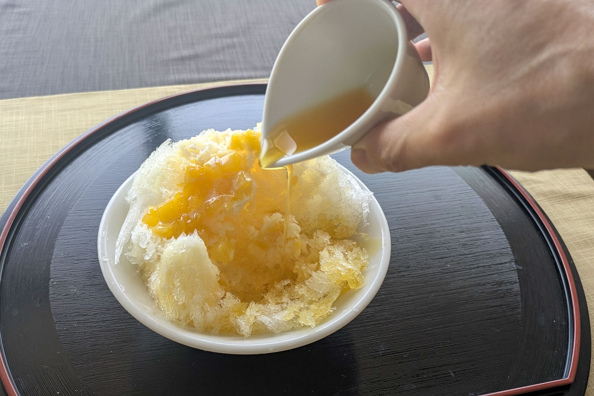 食べ進めたときに、好みでマンゴーシロップがかけられる