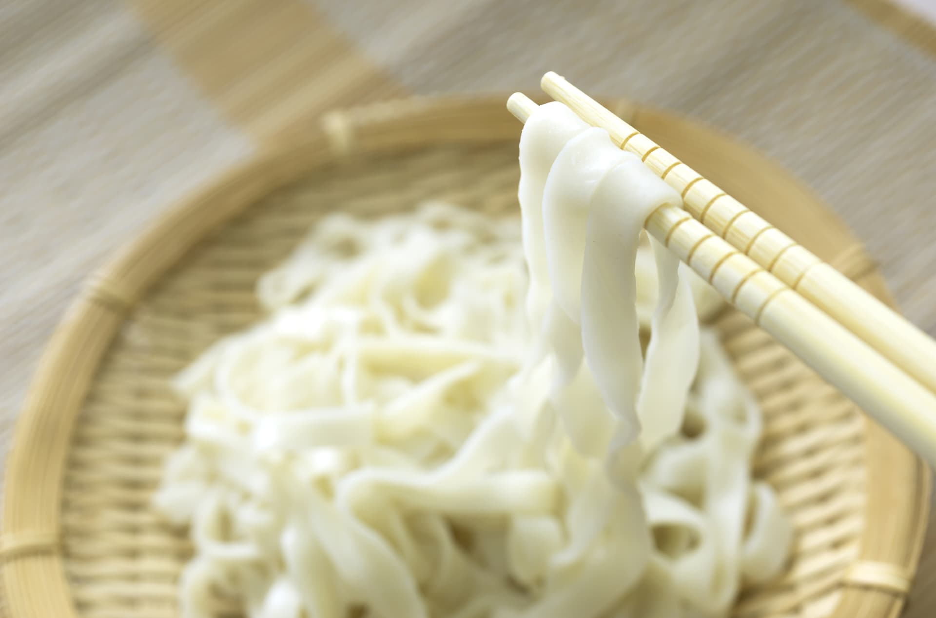 愛知県名古屋市を中心に親しまれている幅広で薄く平たい形状のきしめん