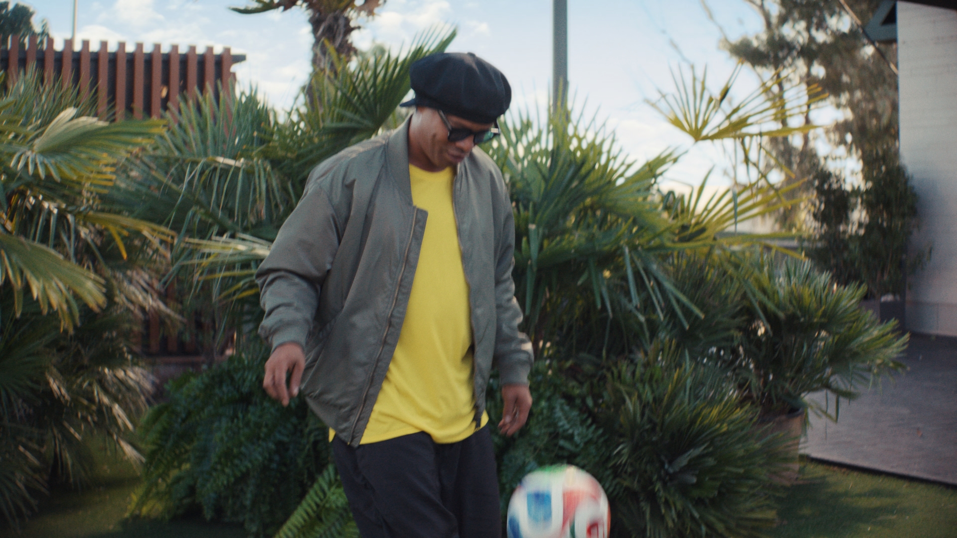 サッカーレジェンドたちが出演する世界共通CM