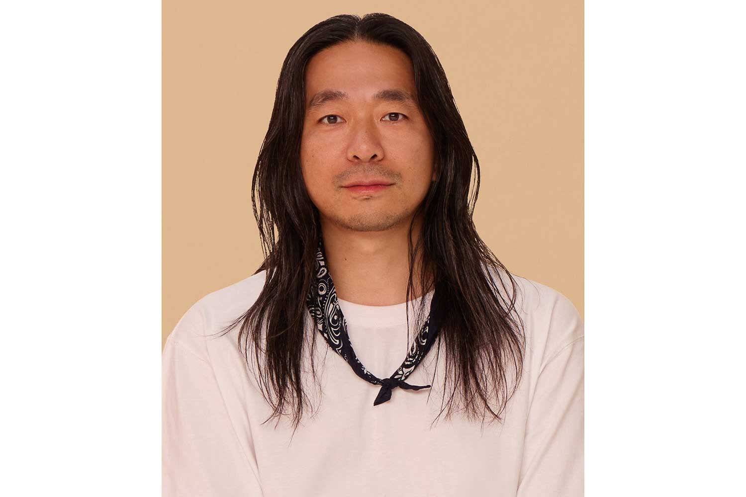 「コンビニエンスウェア」を共同開発するファッションデザイナーの落合宏理氏
