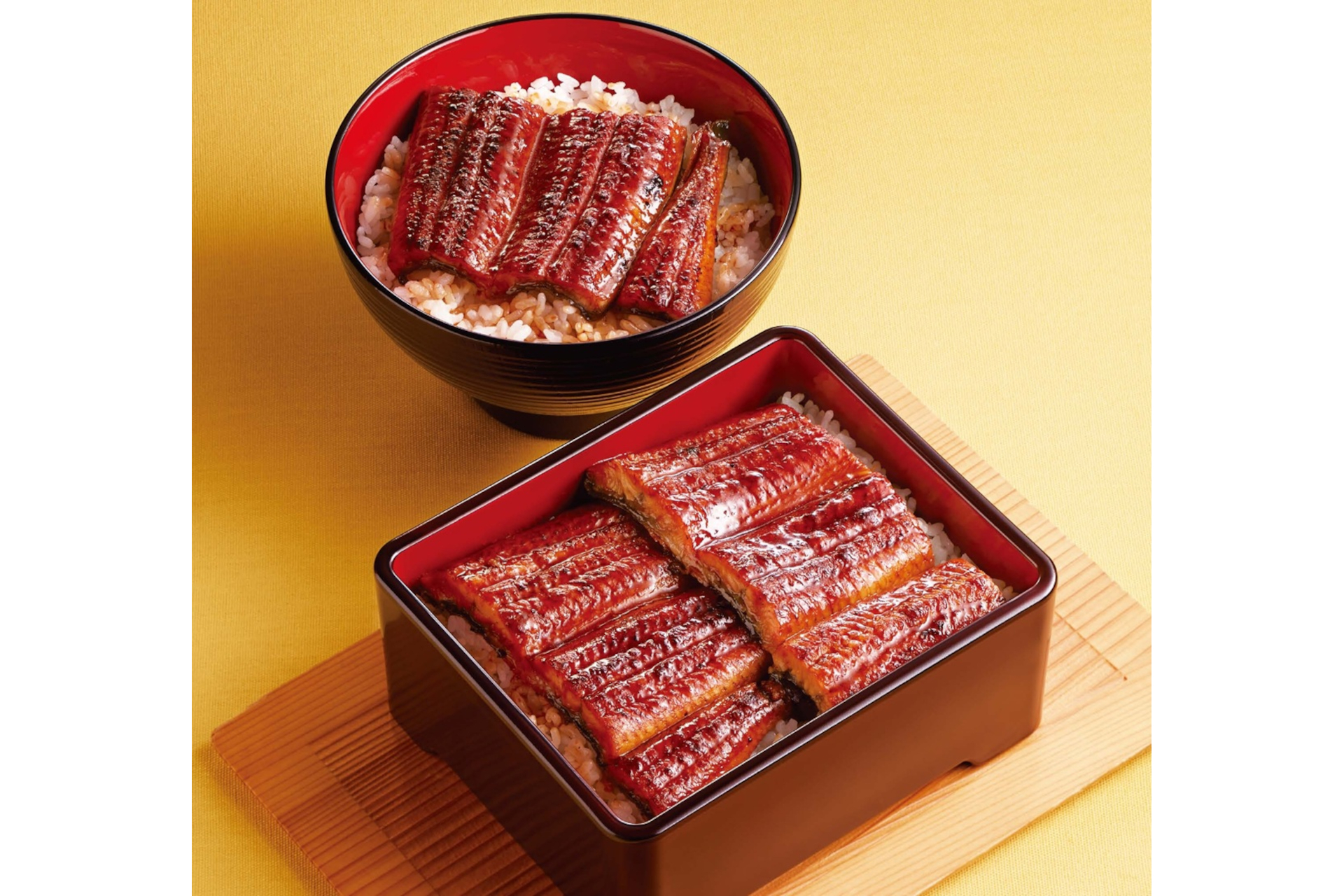 「うな丼/うなぎ二倍盛り重（お吸い物・漬物付）」（1142円/1802円）