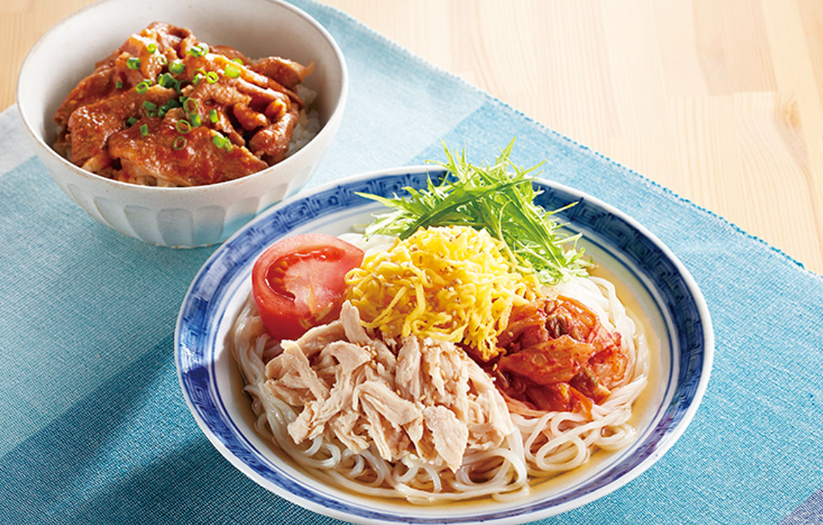 「蒸し鶏の盛岡冷麺とコチジャン焼肉丼」（1065円）