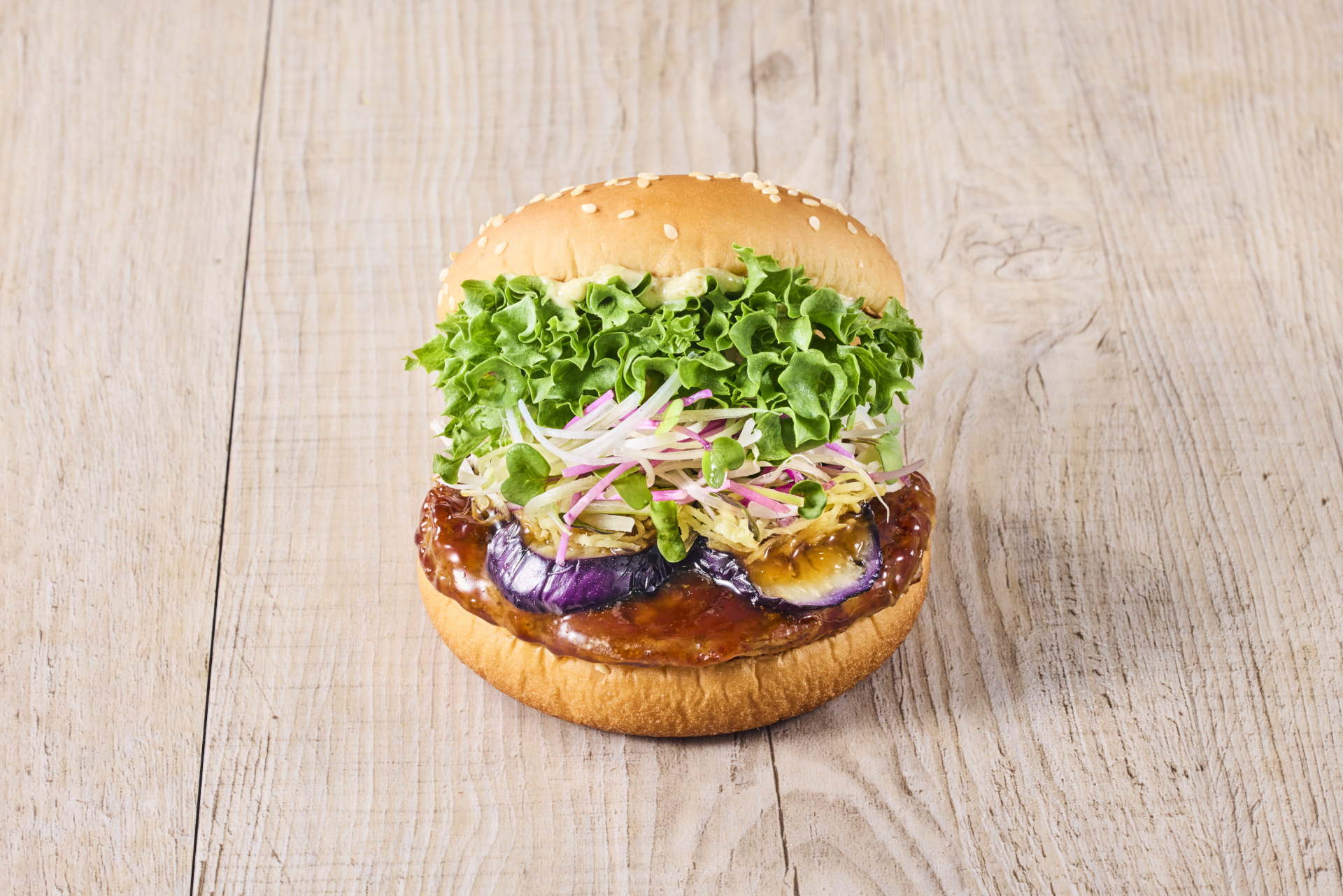 「柚子胡椒香る 香味野菜の照り焼きバーガー」（720円）