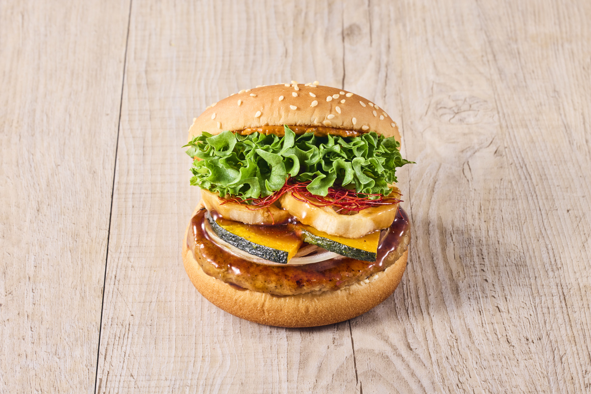 「生七味香る 蓮根と南瓜の黒酢あんバーガー」（720円）