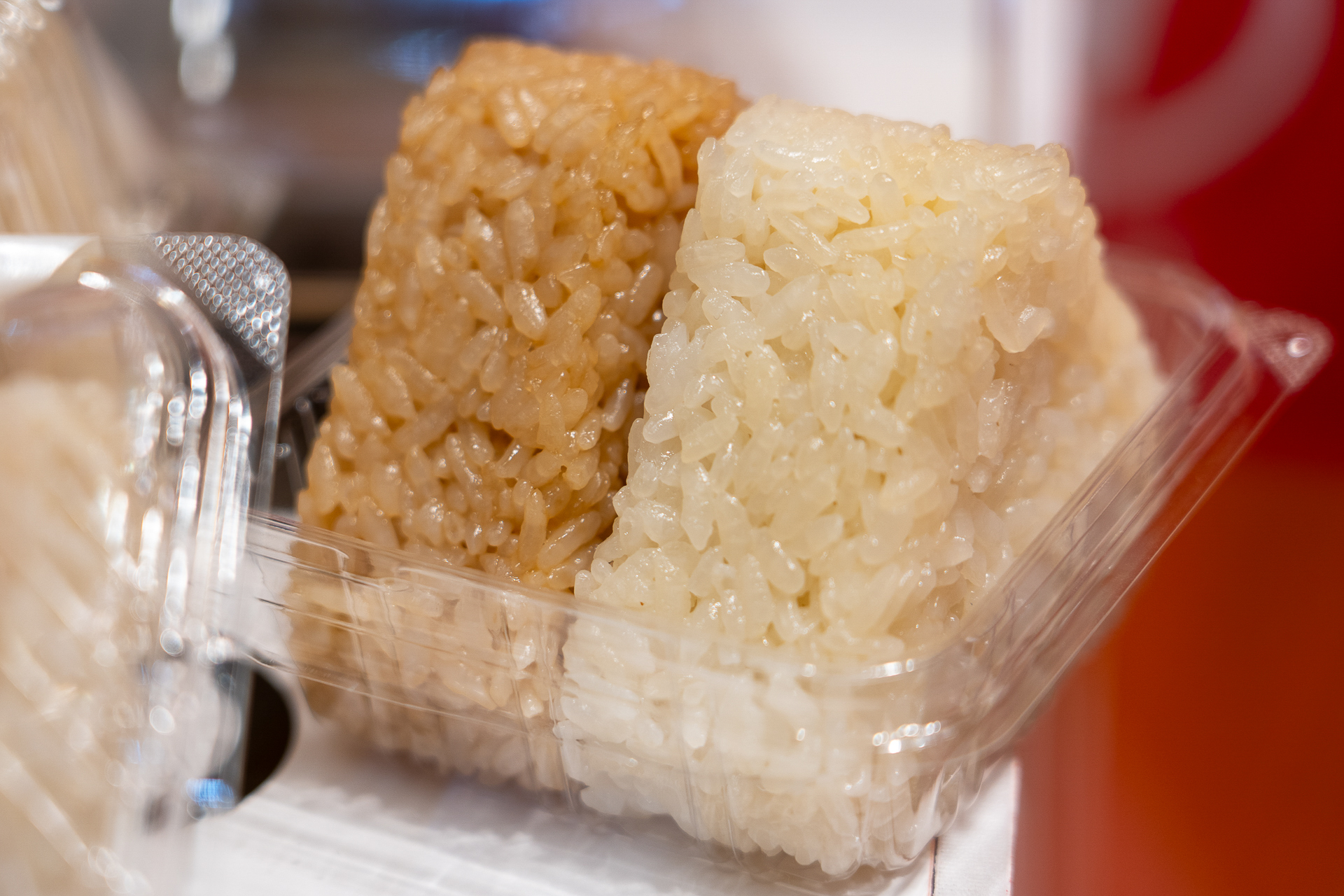 両手で持って交互に食べて、あまい、しょっぱいを繰り返すのがおすすめだという「塩バター昆布＆キャラメルおにぎりセット」