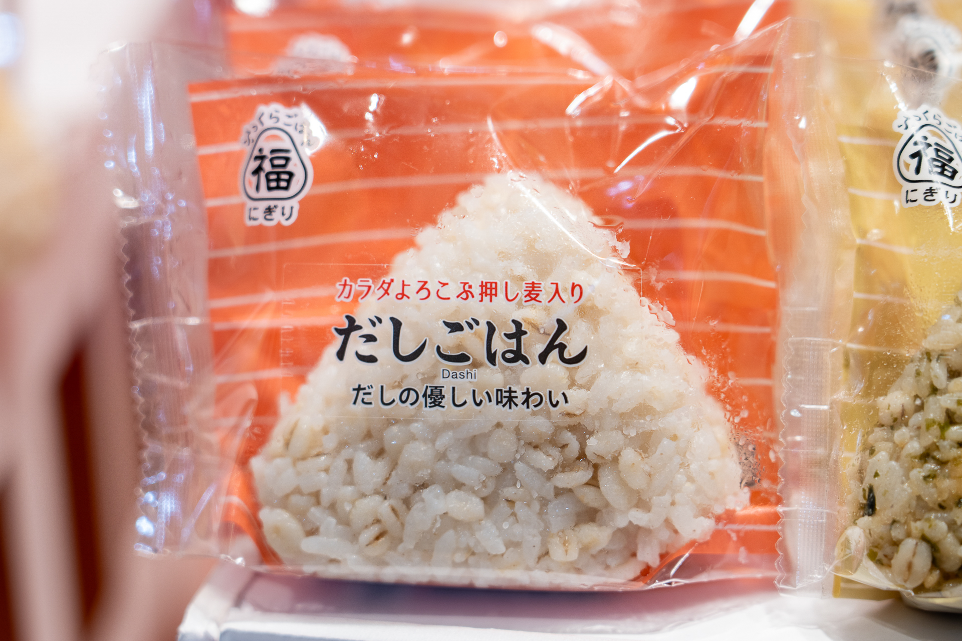 押し麦入りで、だしの優しい味わいが人気の「だしごはん」は85円
