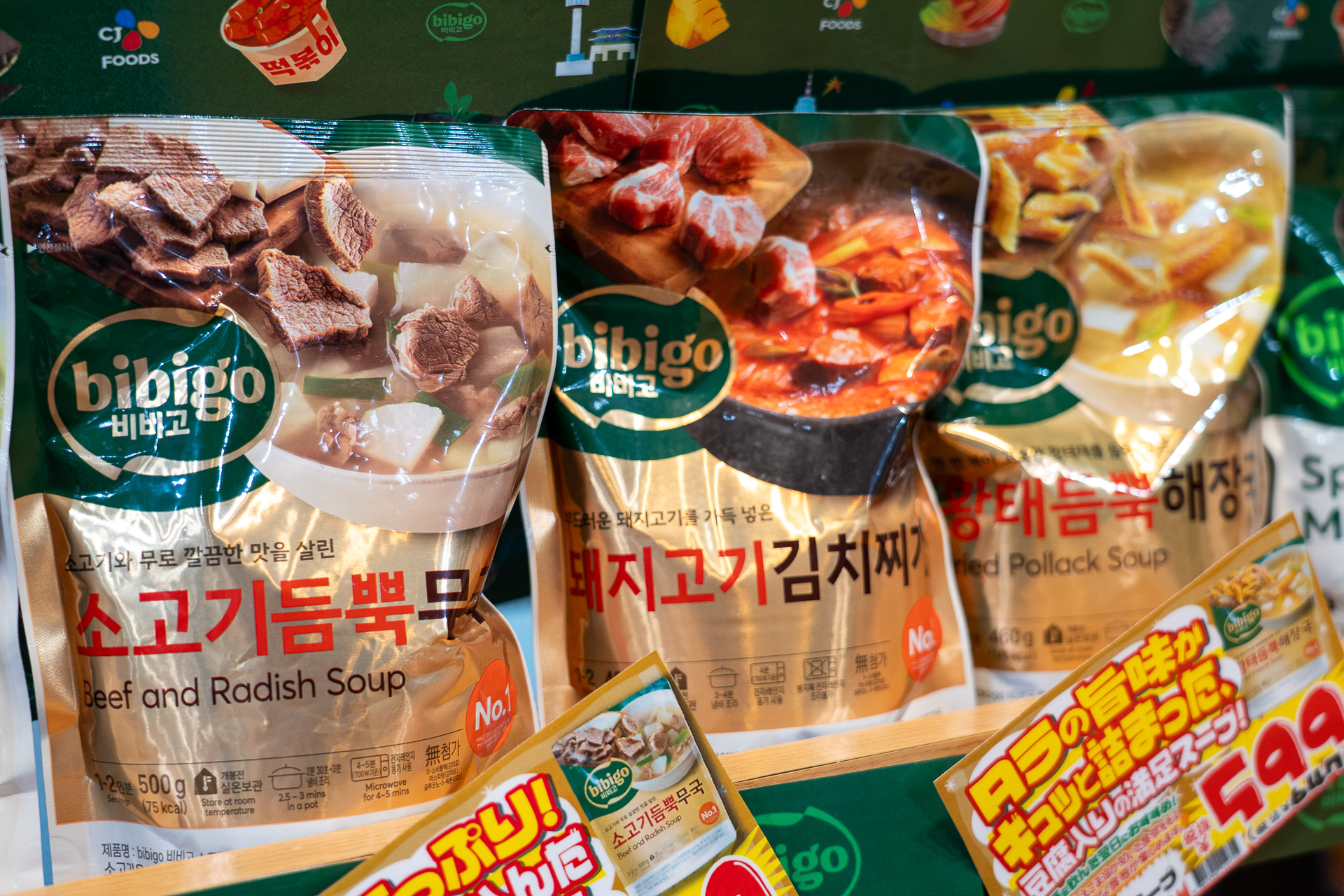 韓国人担当者におすすめを聞くと、真ん中の「豚肉キムチチゲ」とのこと