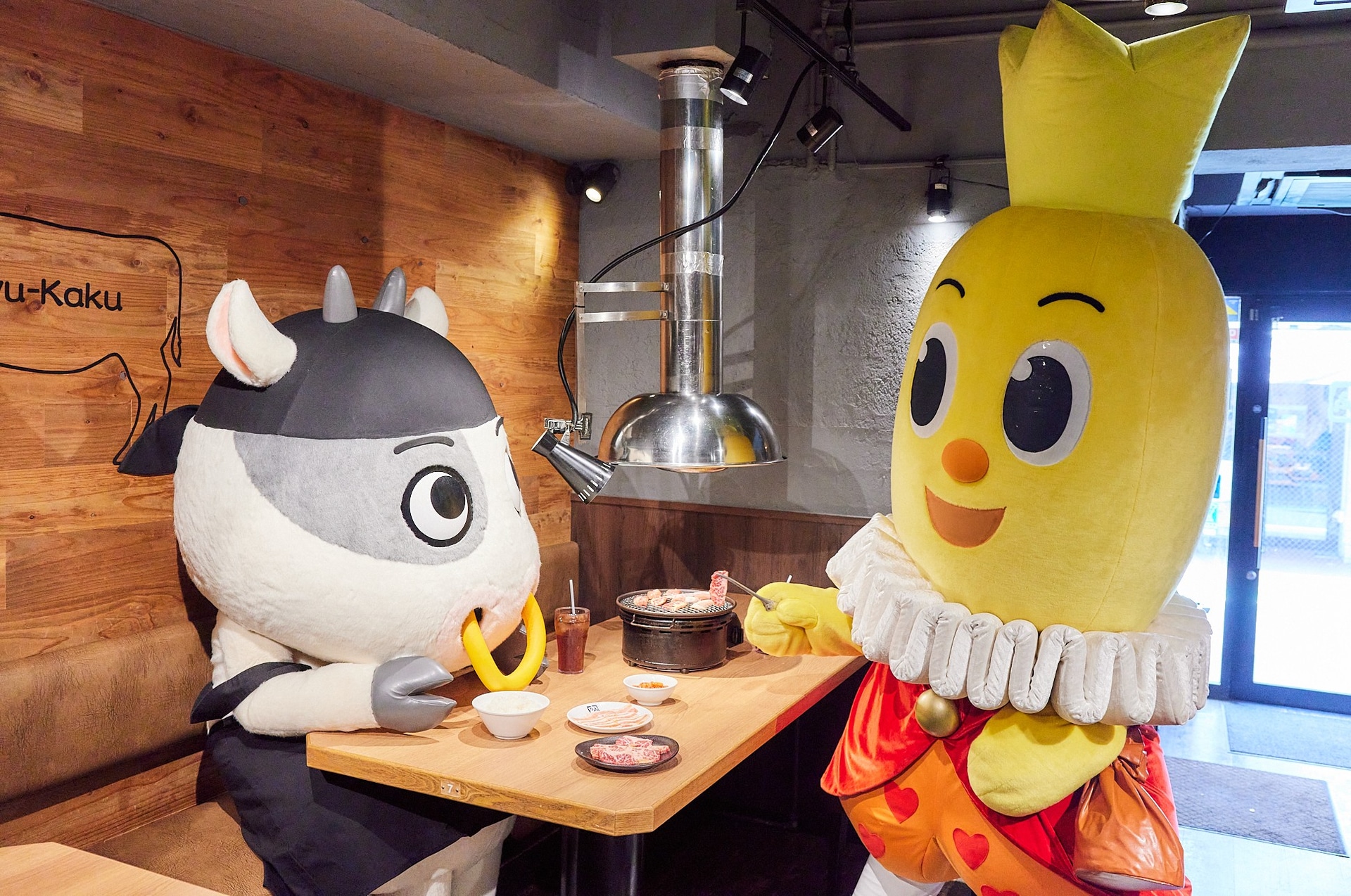牛角公式キャラクター「うっしー」と、ハッピーターン公式キャラクター「ターン王子」
