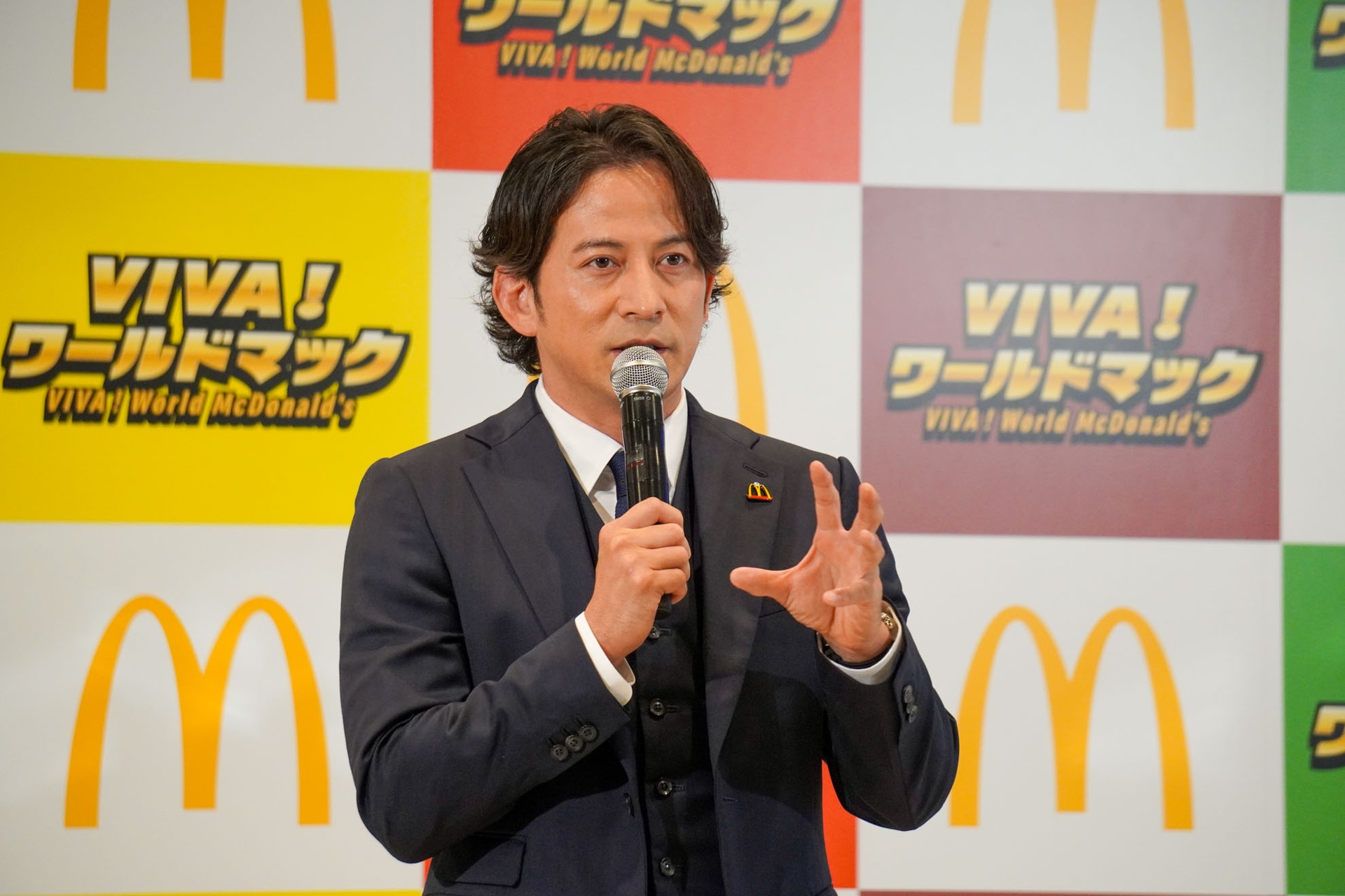 監督姿に扮した岡田准一さん