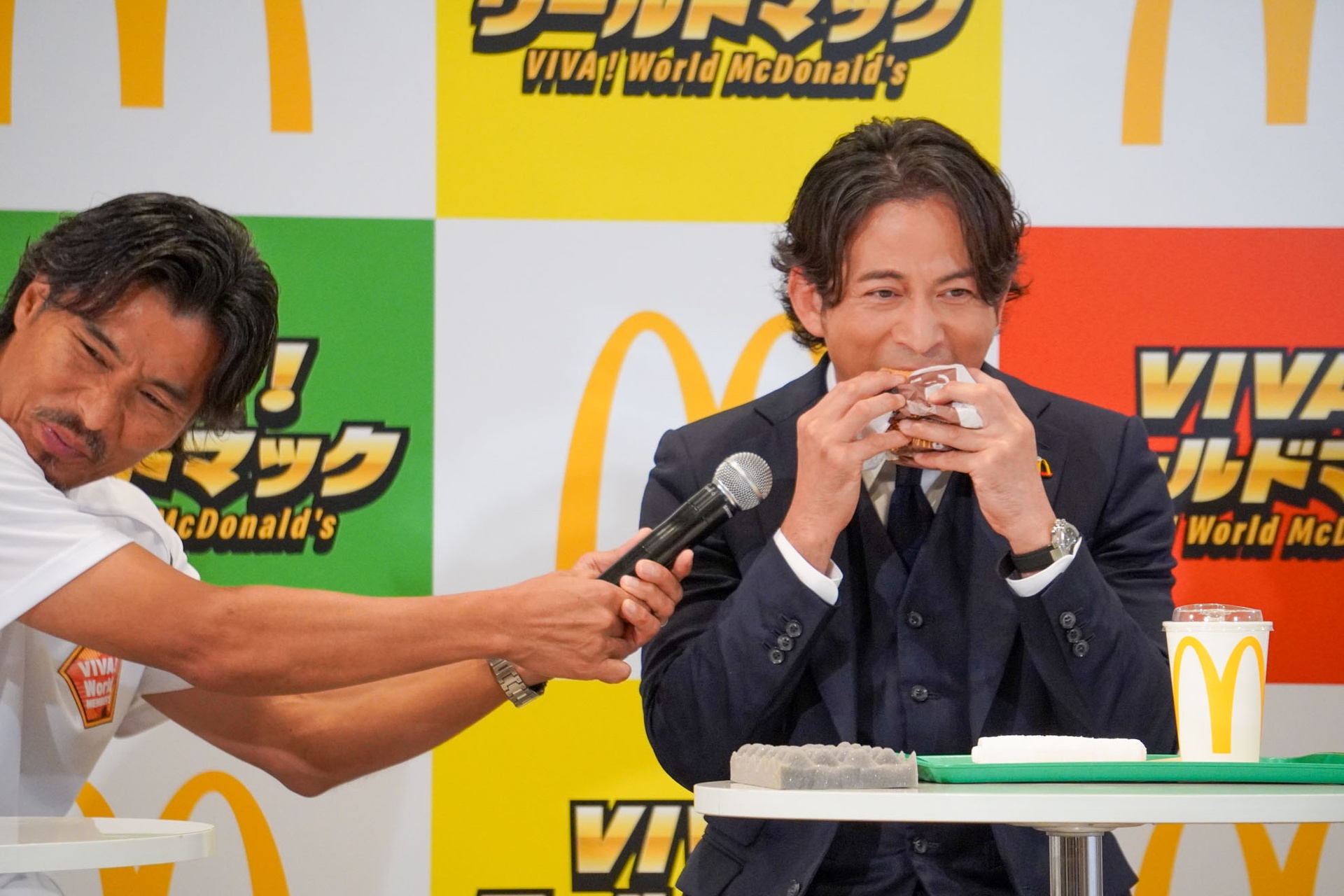 岡田さんが「ザク切りポテト＆倍肉厚ビーフコク旨ガーリックペッパー」を試食