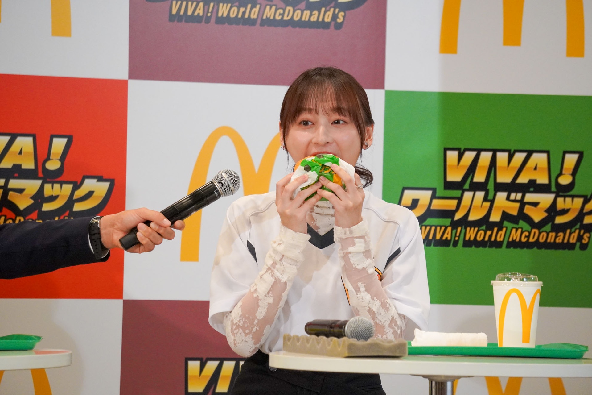 影山さんが「アボカドマヨチーズシュリンプ」を試食