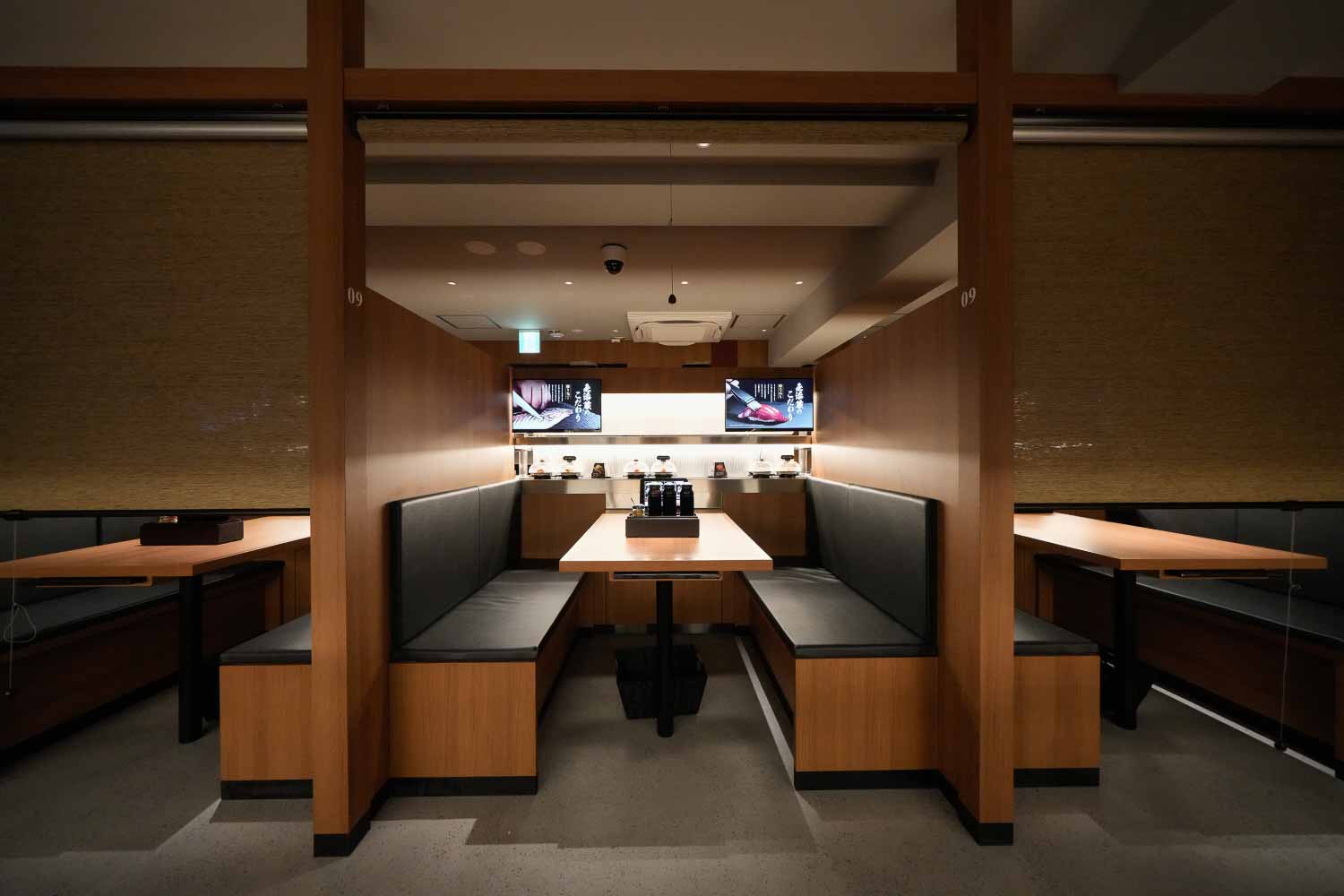 照明を落とした“大人の隠れ蔵”をイメージした店内