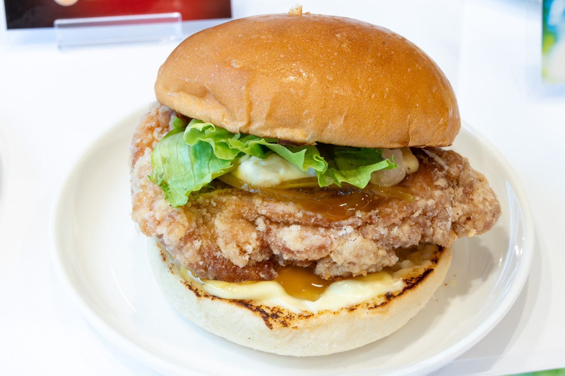 「日向夏タルタルチキンバーガー」（590円）