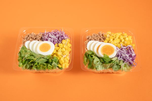 シーチキン＆たまごのサラダ（左が増量前、右が具材増量）