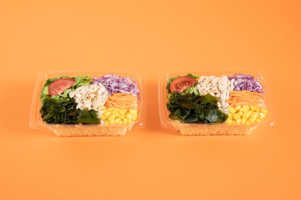 1/3日分の野菜サラダ（左が増量前、右が具材増量）