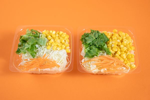 フレッシュ野菜サラダ（左が増量前、右が具材増量）