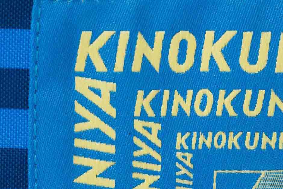 刺繍ロゴのタグが上質感を添える