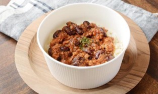 「チリコンカンライス（もち麦入りご飯）」（599円）